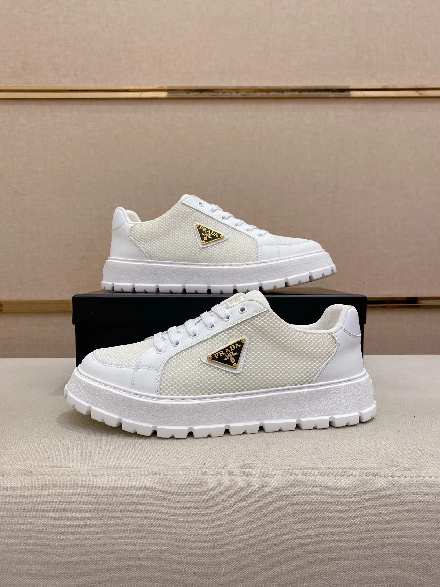 Men's men's shoes💰: 440💰[Prada～Prada] Trendy new styles are on the market. Same style as the official website. Counter quality. Original version. [Strong] [Strong] Imported selected first-layer cowhide. Comfortable and breathable sheepskin lining, fine workmanship, upper layer made of 100% pure cowhide, original last shape, comfortable on the feet, shoe sizes 38 to 44